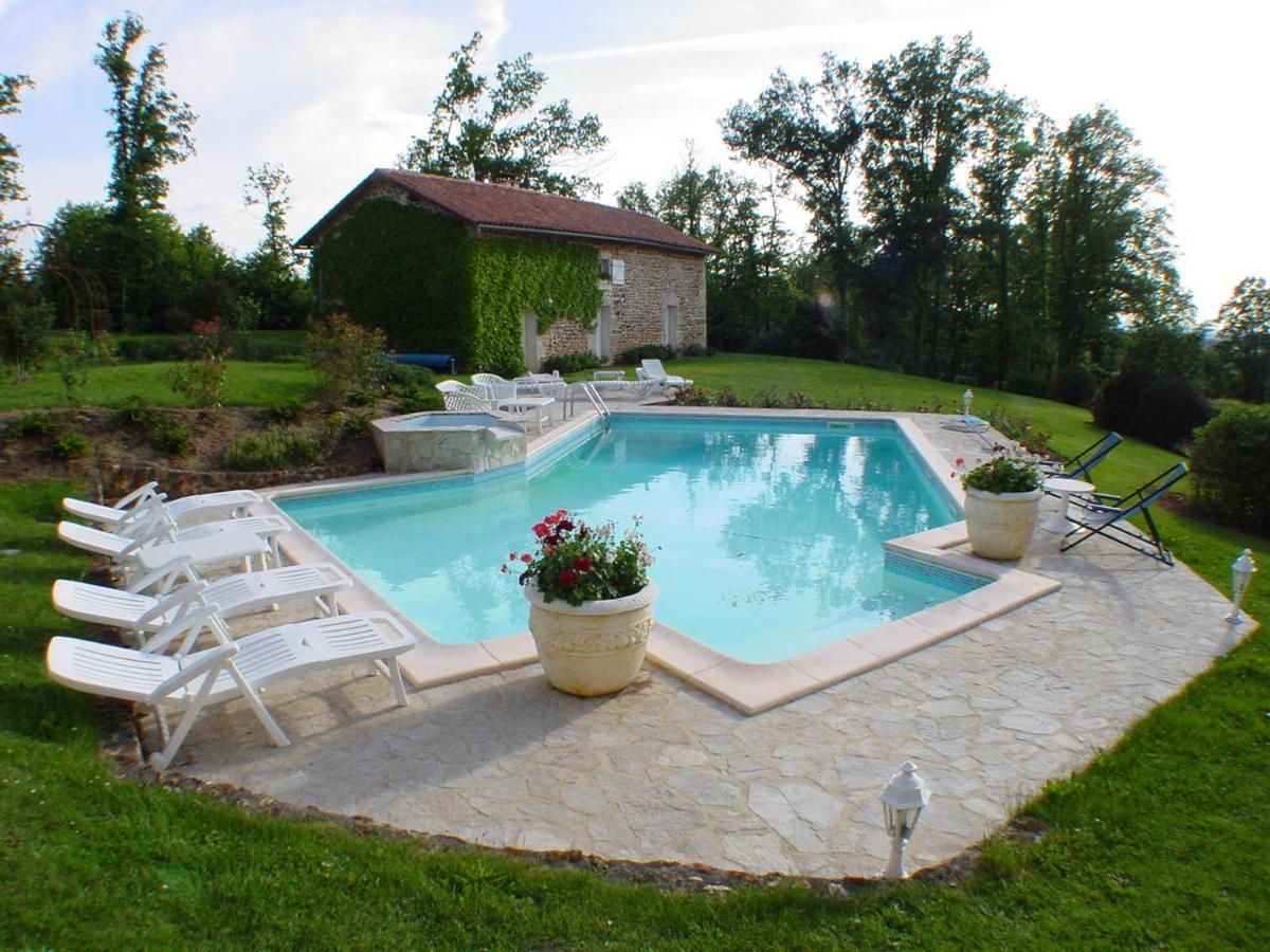 Gîte 4 personnes situé aux portes du Périgord Saint-Adjutory Exterior foto